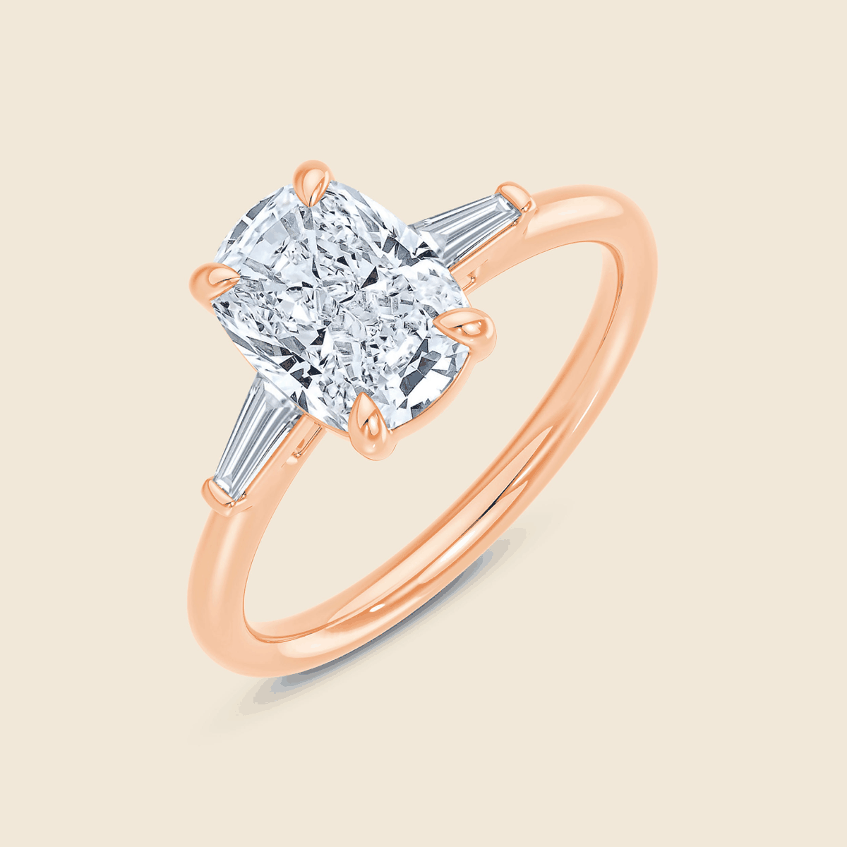 Verlobungsring aus Rosegold mit Lab Diamant im Elongated Cushion-Schliff und seitlichen Tapered Baguette Diamanten