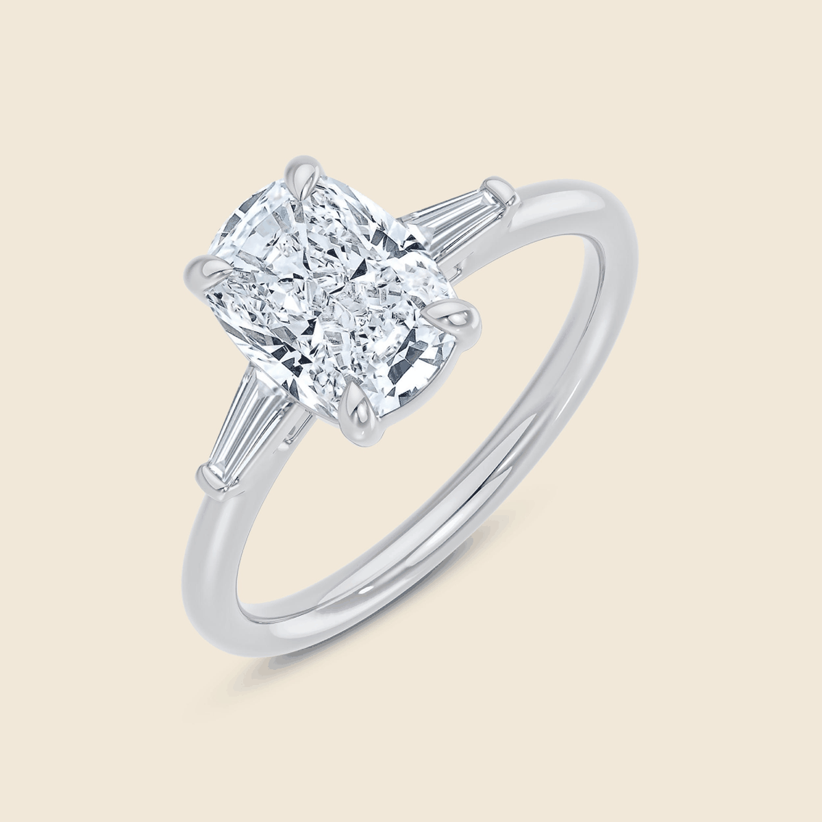 Verlobungsring aus Weissgold mit Lab Diamant im Elongated Cushion-Schliff und seitlichen Tapered Baguette Diamanten