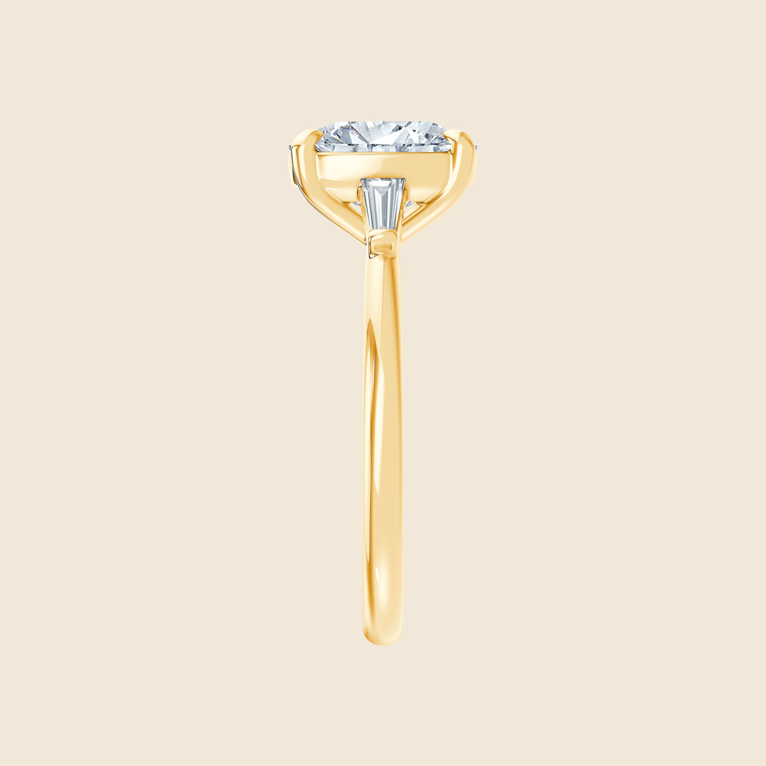 Verlobungsring aus Gelbgold mit Lab Diamant im Elongated Cushion-Schliff und seitlichen Tapered Baguette Diamanten, seitlich