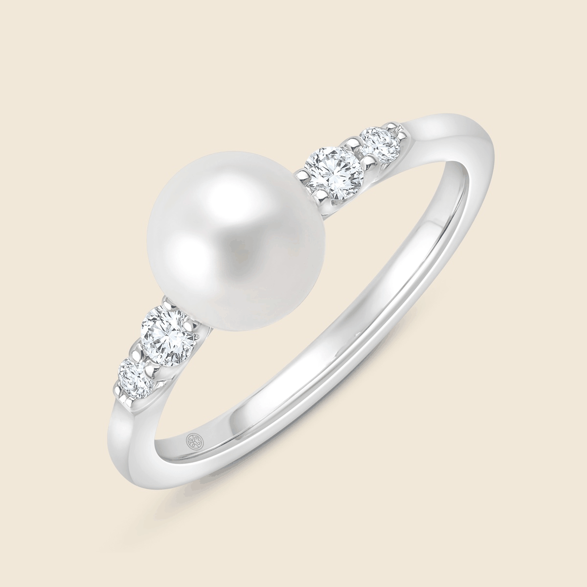 Goldring weiß mit zentraler Perle und seitlichen Lab Diamanten