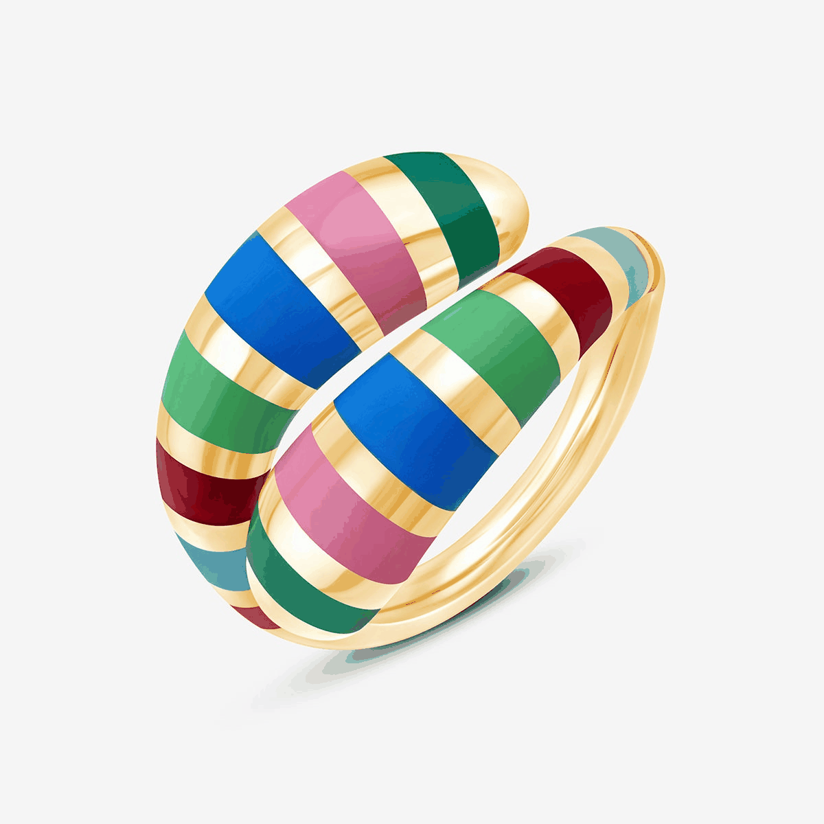 Gelbgoldener, offener Ring mit breiter, überlappender Form mit bunten, horizontalen Streifen.