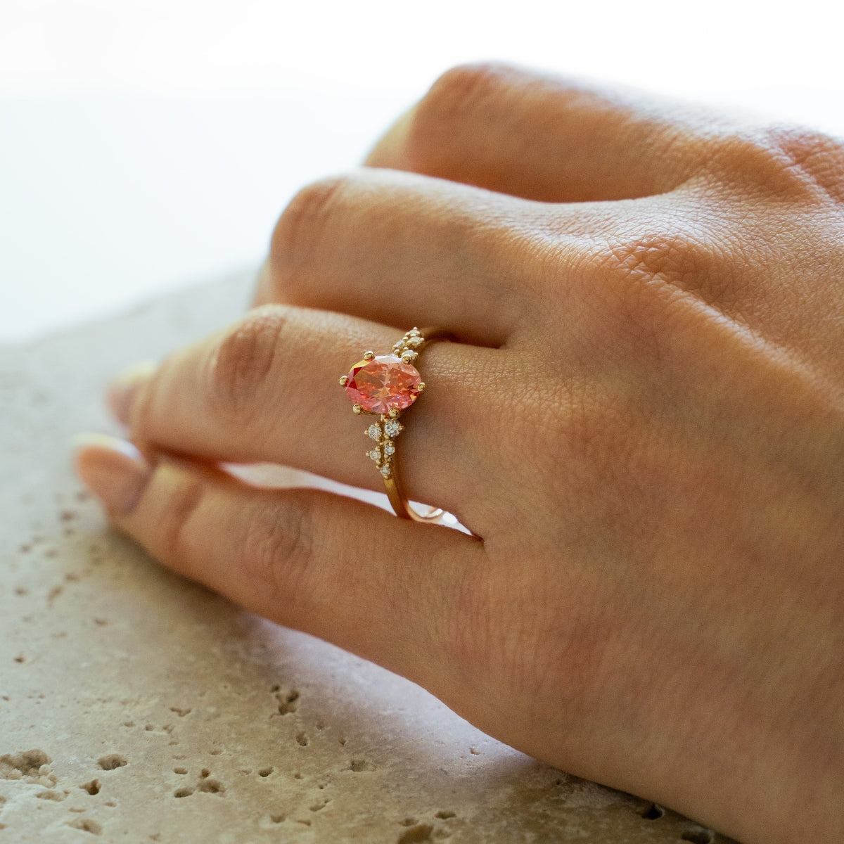 Model trägt gelbgoldenen Ring mit Pinke Labor Diamanten