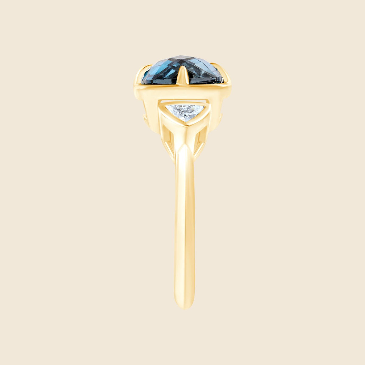 London Blue Topaz Ring in 14k Gelbgold – Seitenansicht mit Trillion Diamant