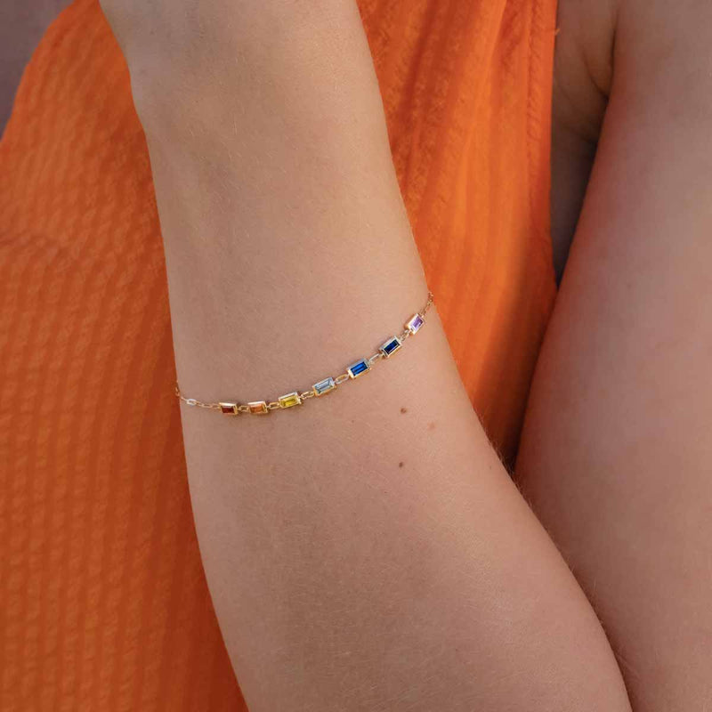 Model trägt lebendiges Armband mit Edelsteinen in Kesselfassung.