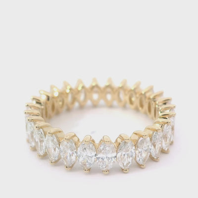 Video in dem sich gelbgoldener Ehering langsam dreht. Mit Labor Diamanten im Marquise Schliff gefasst in gemeinsamer Krappenfassung