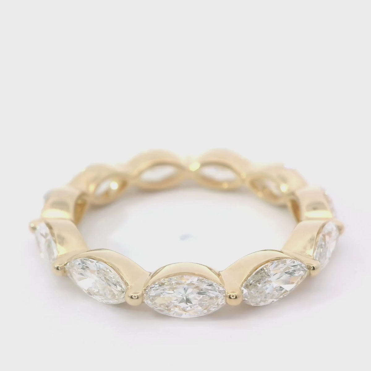 Video von Ehering Eternity Band in Gelbgold, dass sich dreht. Besetzt mit Marquise Diamanten die in Krappenfassung sitzen