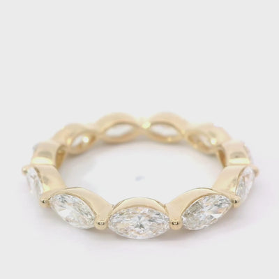 Video von Ehering Eternity Band in Gelbgold, dass sich dreht. Besetzt mit Marquise Diamanten die in Krappenfassung sitzen