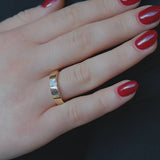 Model trägt Asscher-Verlobungsring an ihrer Hand in Gelbgold mit Lab-Diamant