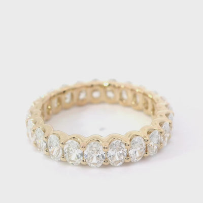 Video von Ehering der sich dreht. Eternity Band in Gelbgold mit ovalen Labor Diamanten
