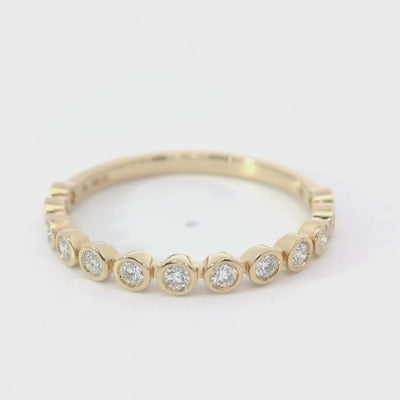 drehendes Video von gelbgoldenem Ehering mit runden Labor Diamanten in Bezelfassung