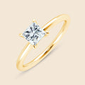 Minimalitischer Ring mit natürlichem Diamanten im Prinzessinnen-Schliff