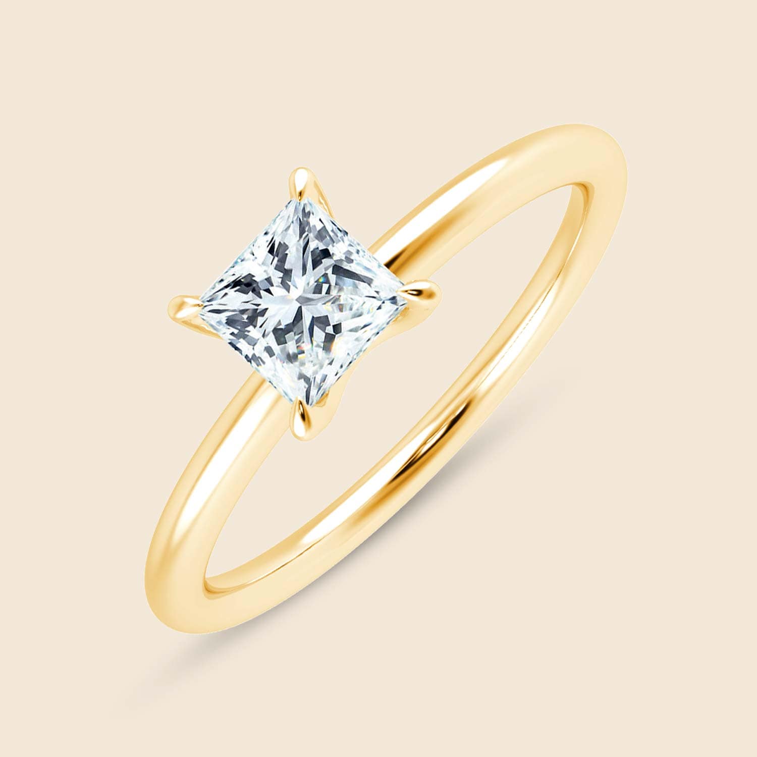 Minimalitischer Ring mit natürlichem Diamanten im Prinzessinnen-Schliff