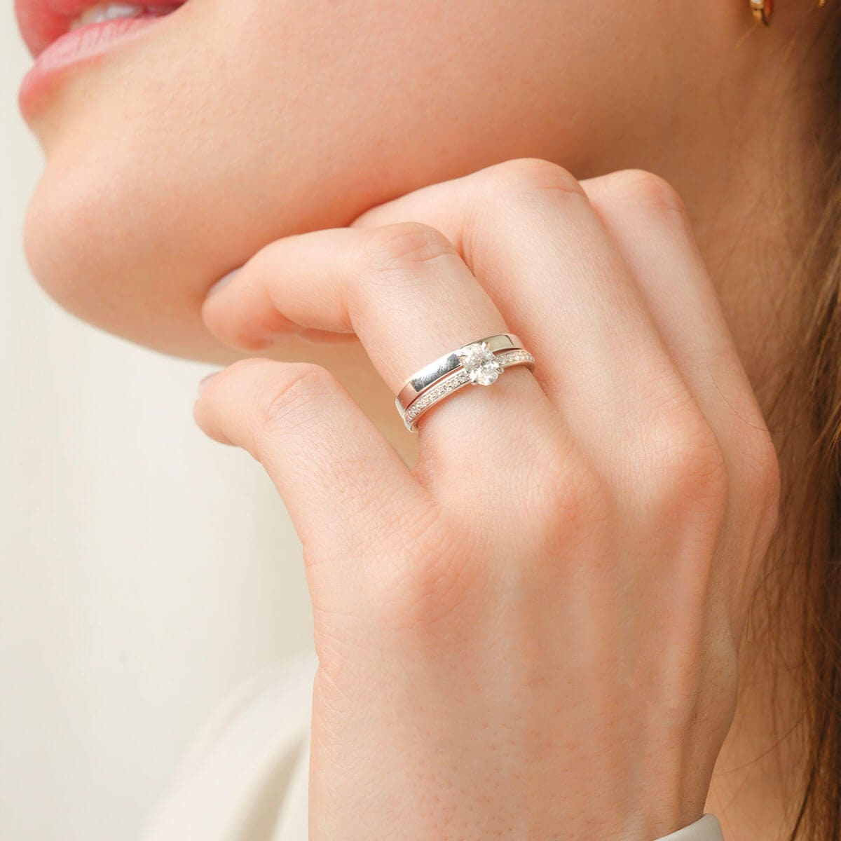 Ovaler Solitärring mit Diamanten