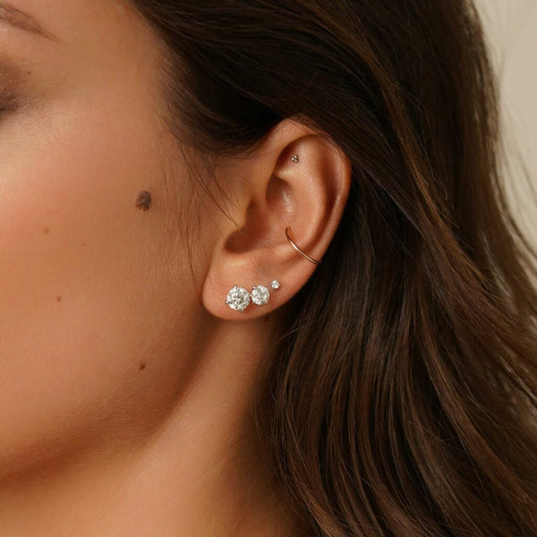 Nahaufnahme Ohr mit rundem Diamantohrstecker