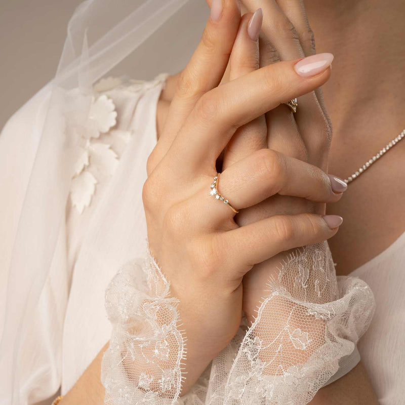 Toi et Moi Tiara Ring mit einem birnenförmigen Diamanten am Model getragen