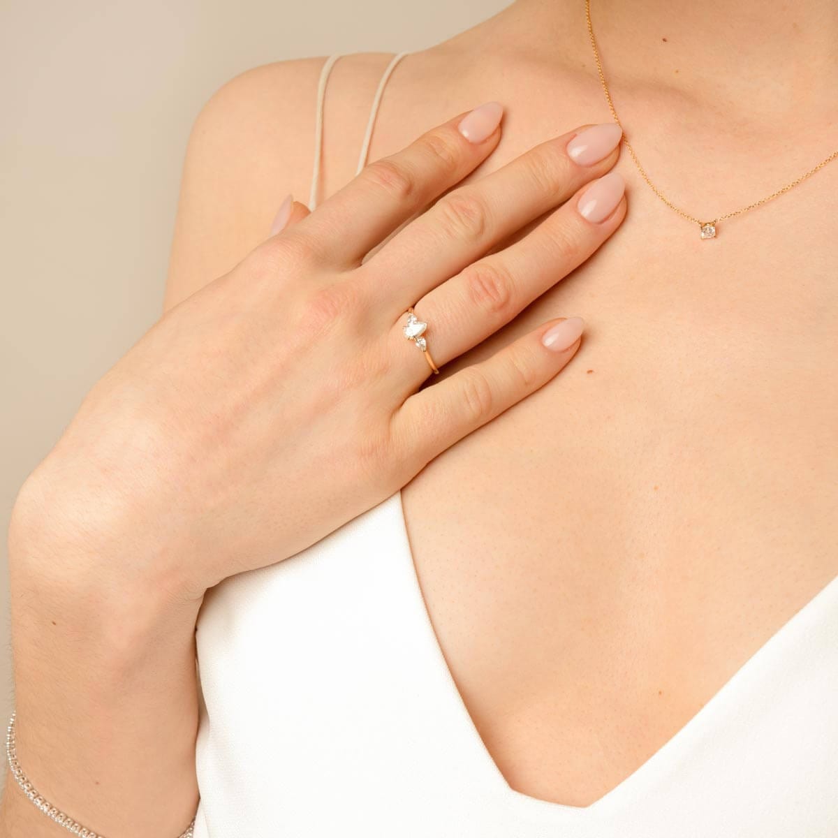 Brautmodel trägt Hochzeitsschmuck mit lab-grown Diamanten