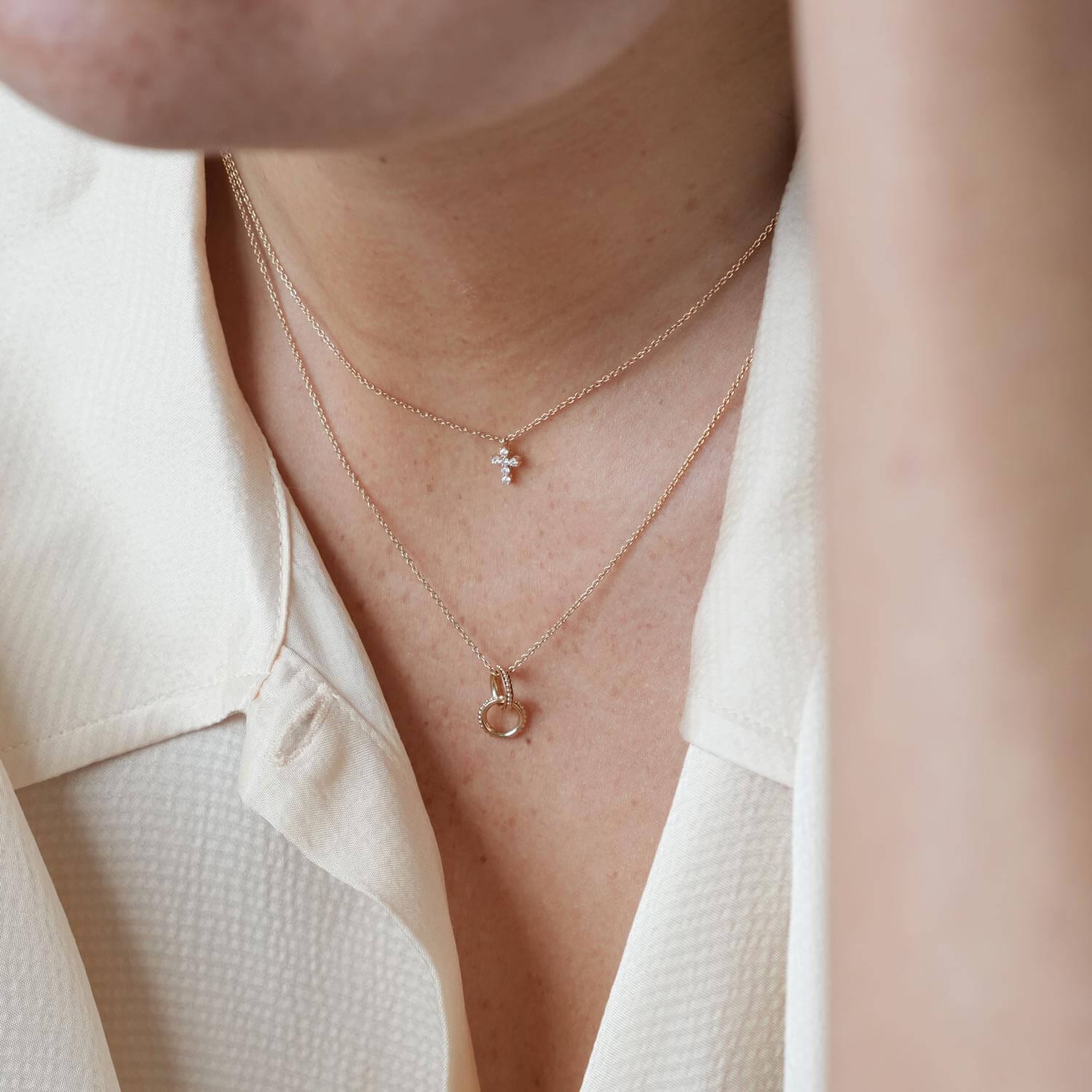 ineinander gehakte Ringe aus Gold