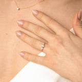 Brautmodel trägt Oval-Cut Verlobungsring in Gebgold