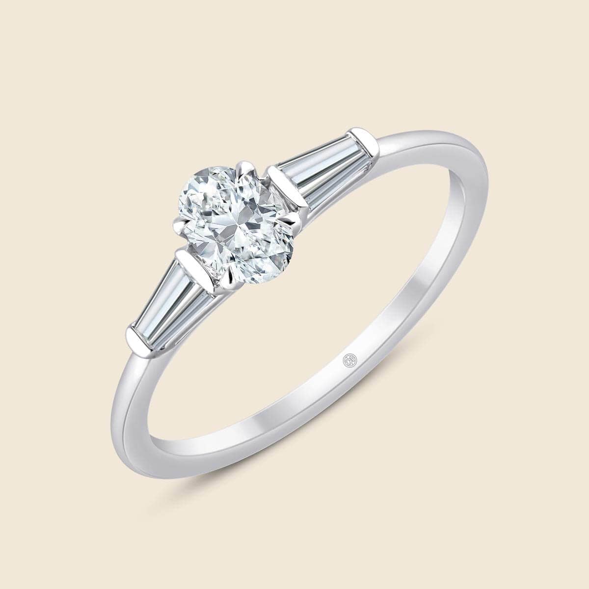 Ovaler Verlobungsring mit seitlichen Trapez-Diamanten