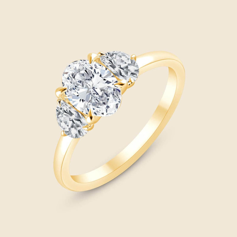 Gelbgoldener Verlobungsring mit Oval-Schliff Diamanten