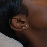 Piercing mit drei runden Diamanten