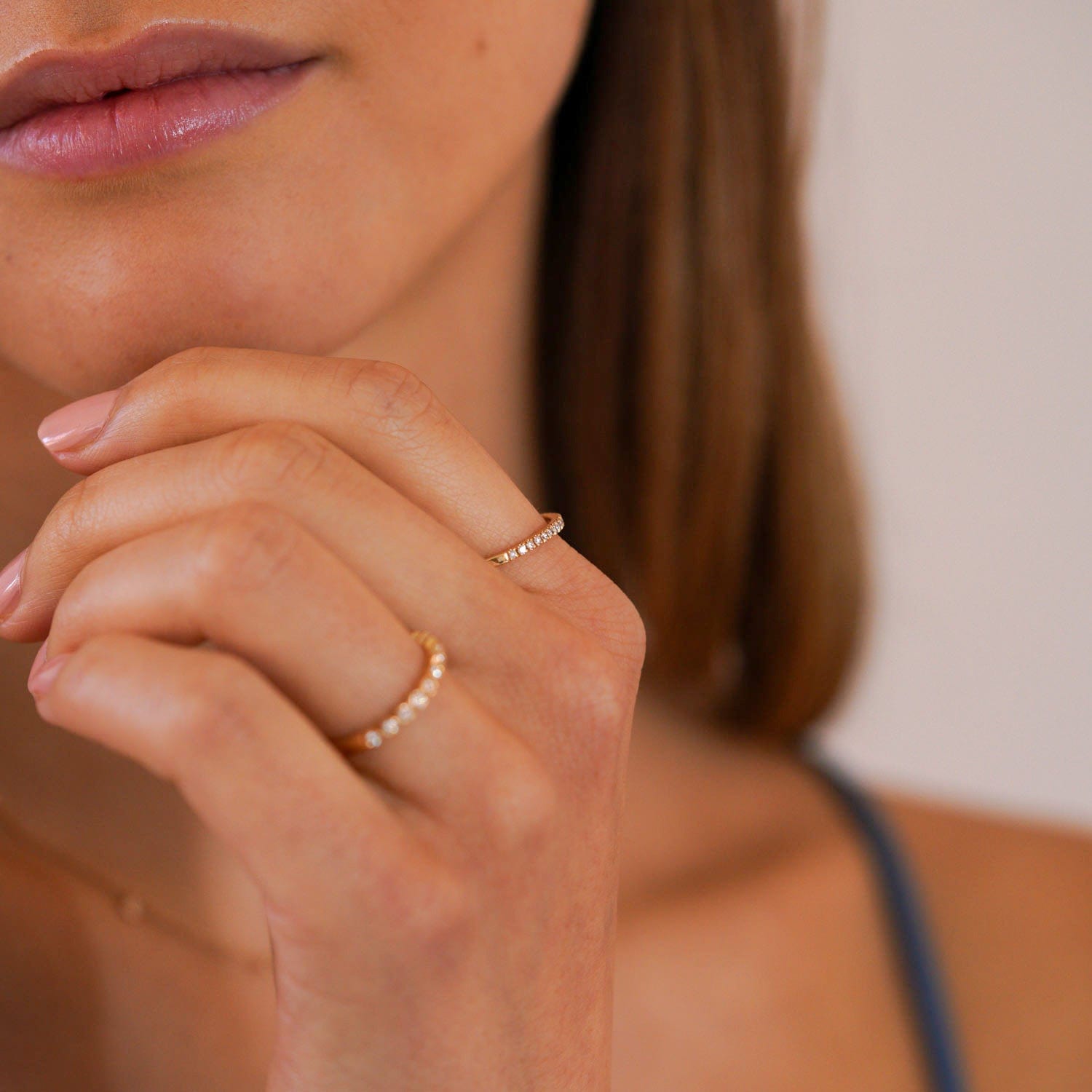 Filigraner Diamantenring am Model getragen