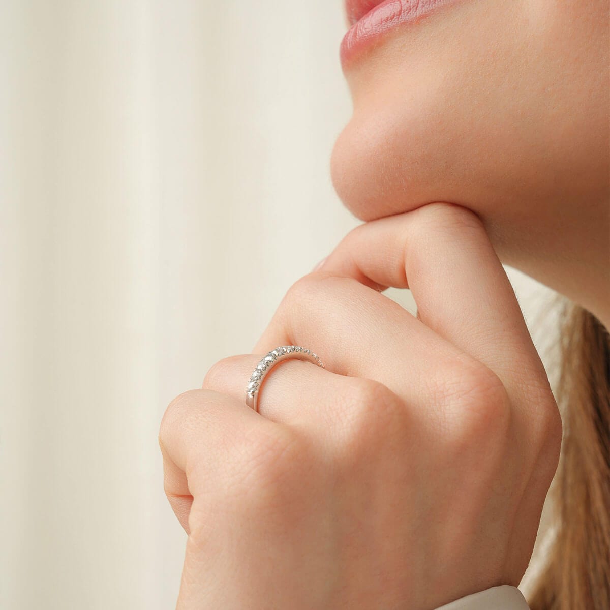 Minimalistischer Ehering mit Diamanten
