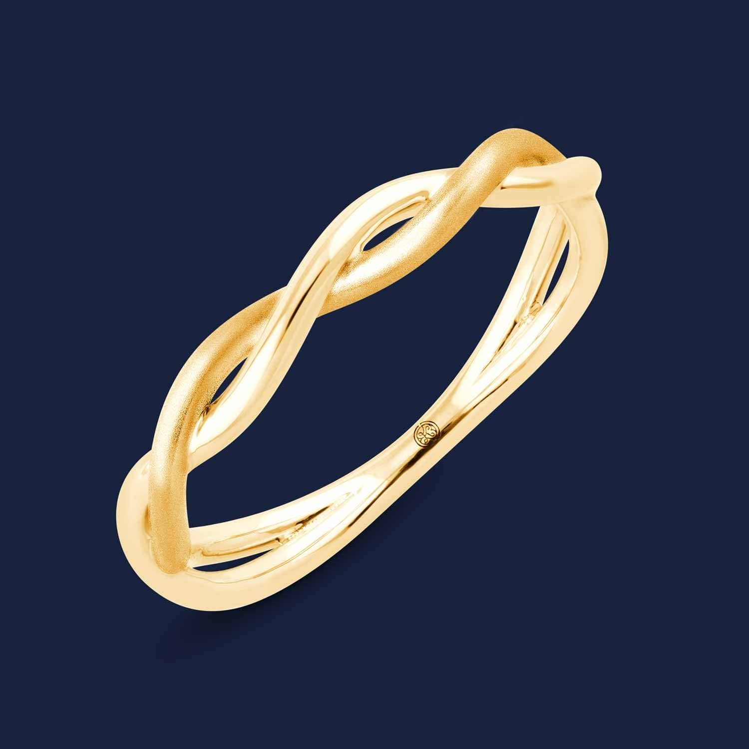 Zierlicher Ring in Gelbgold mit geflochtenem Muster