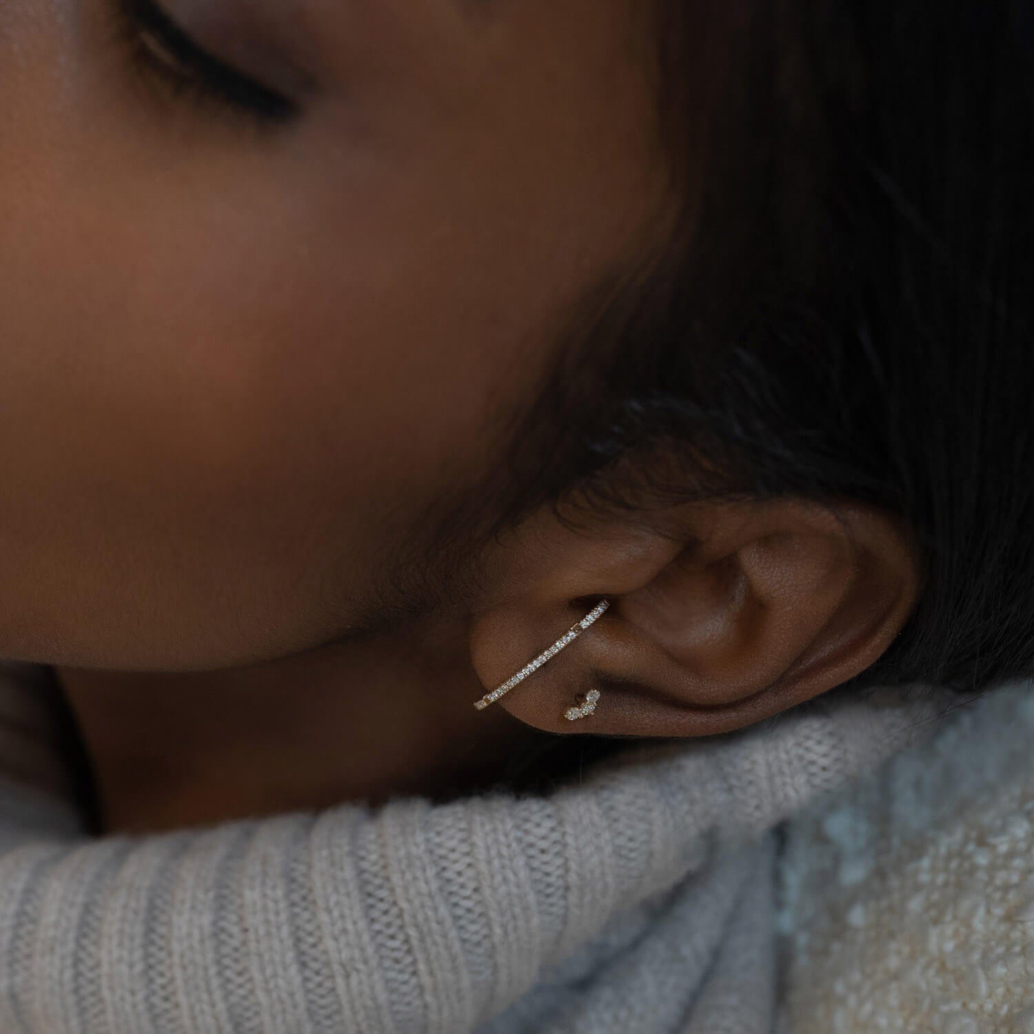 Vollgoldenes Piercing mit 3 Diamanten