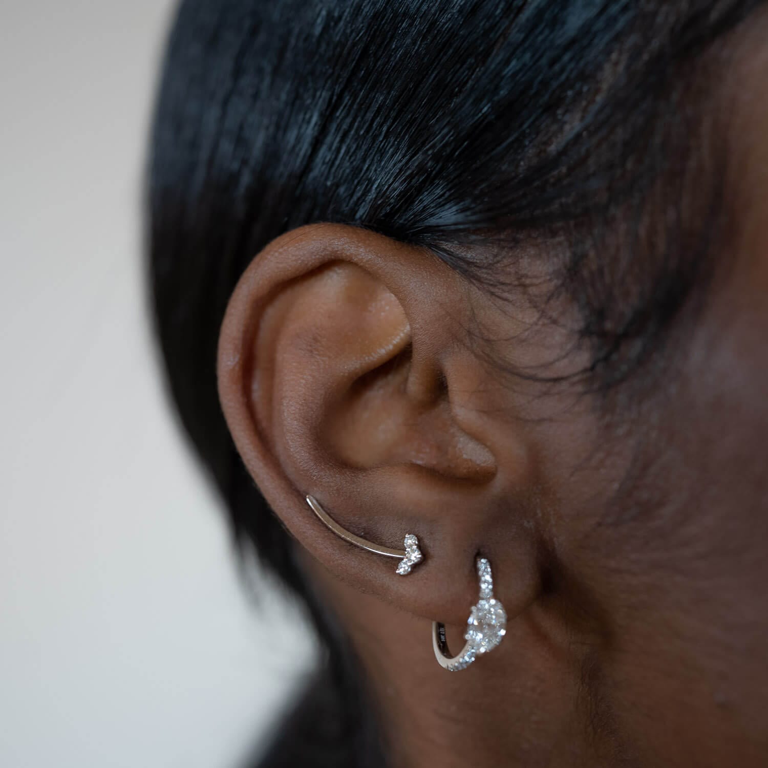 Ohr mit architektonisch geschwungenem Goldpiercing