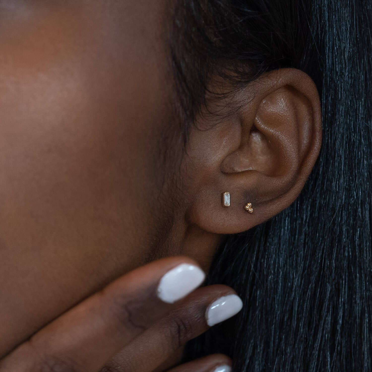Ohr mit feinem Kugel Piercing aus Echtgold und Emerald Piercing