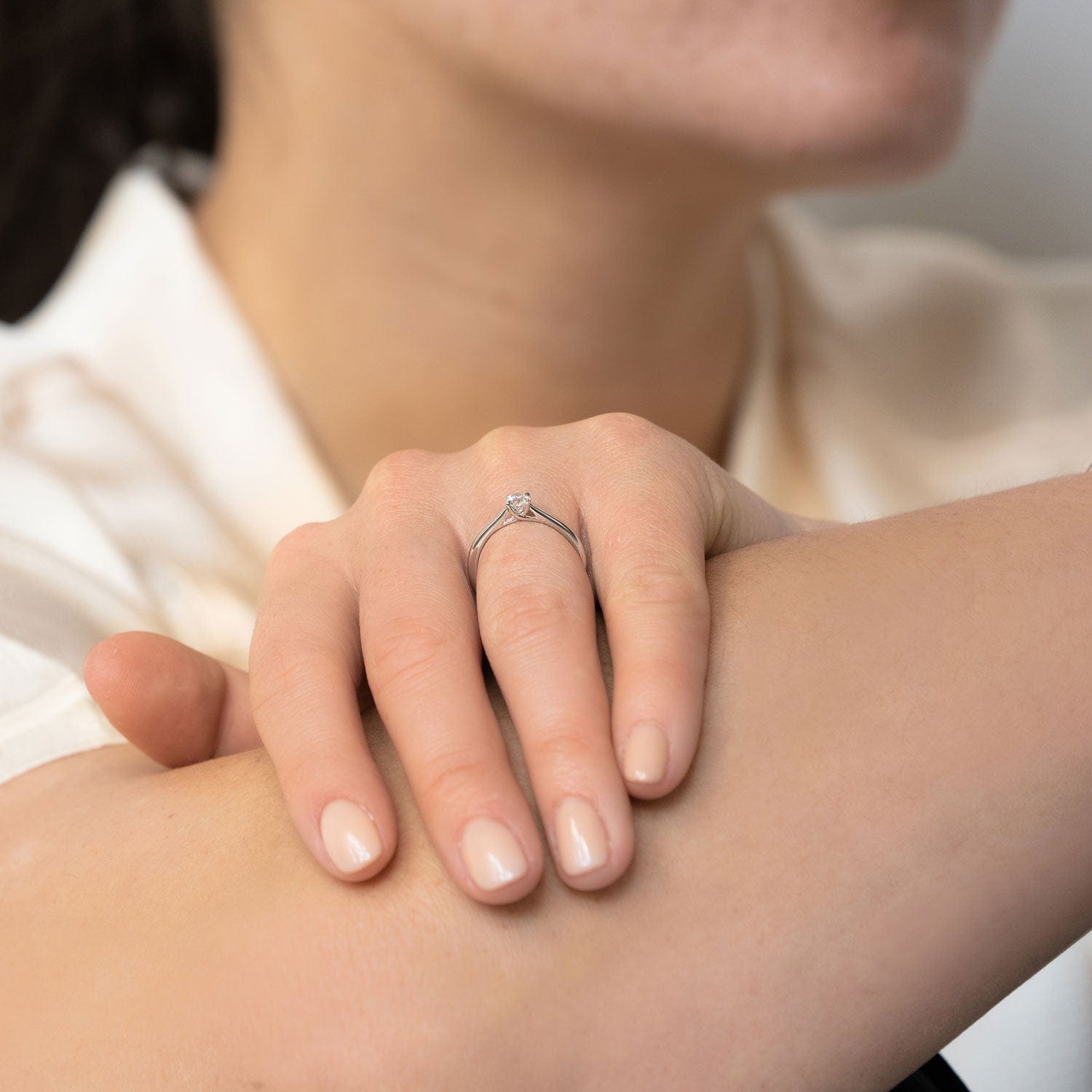Runder Diamantenring im geschwungenen Design