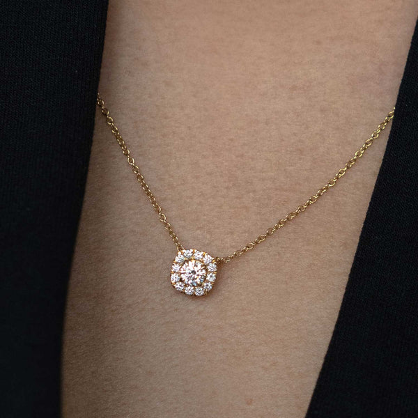 Nachhaltige Halskette mit Halo Fassung bestehend aus einem zentralen Diamanten eingerahmt von einem strahlenden Kreis aus kleinen Diamanten