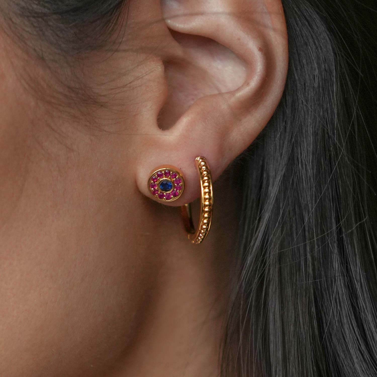 Zarte Ohrstecker mit feinen Rubinen und Saphiren