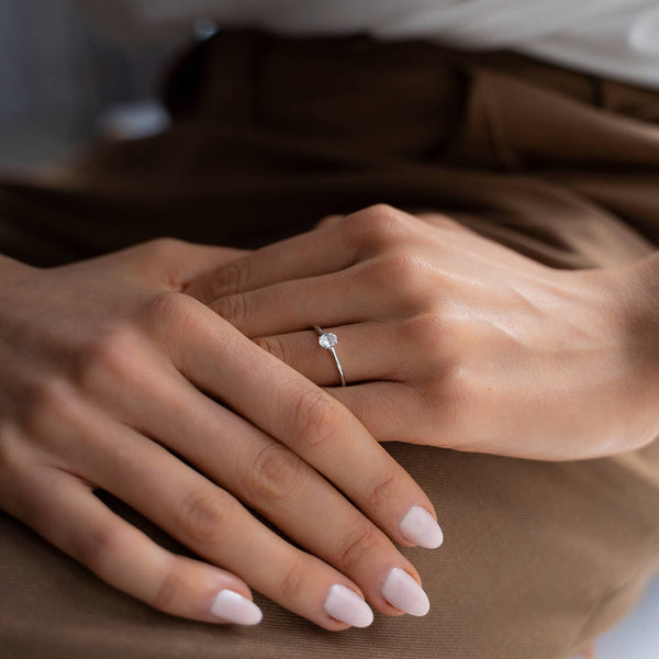 Eleganter Ring mit natürlichem Diamant im Ovalschliff
