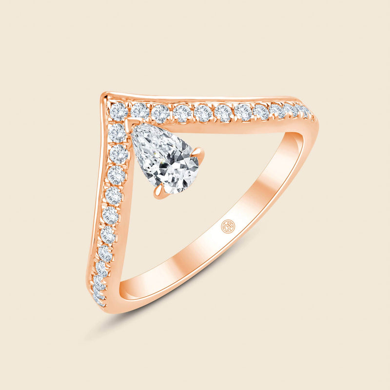 chevronartige V-Band-Silhouette mit einem birnenförmigen Diamanten in 14k Rosegold