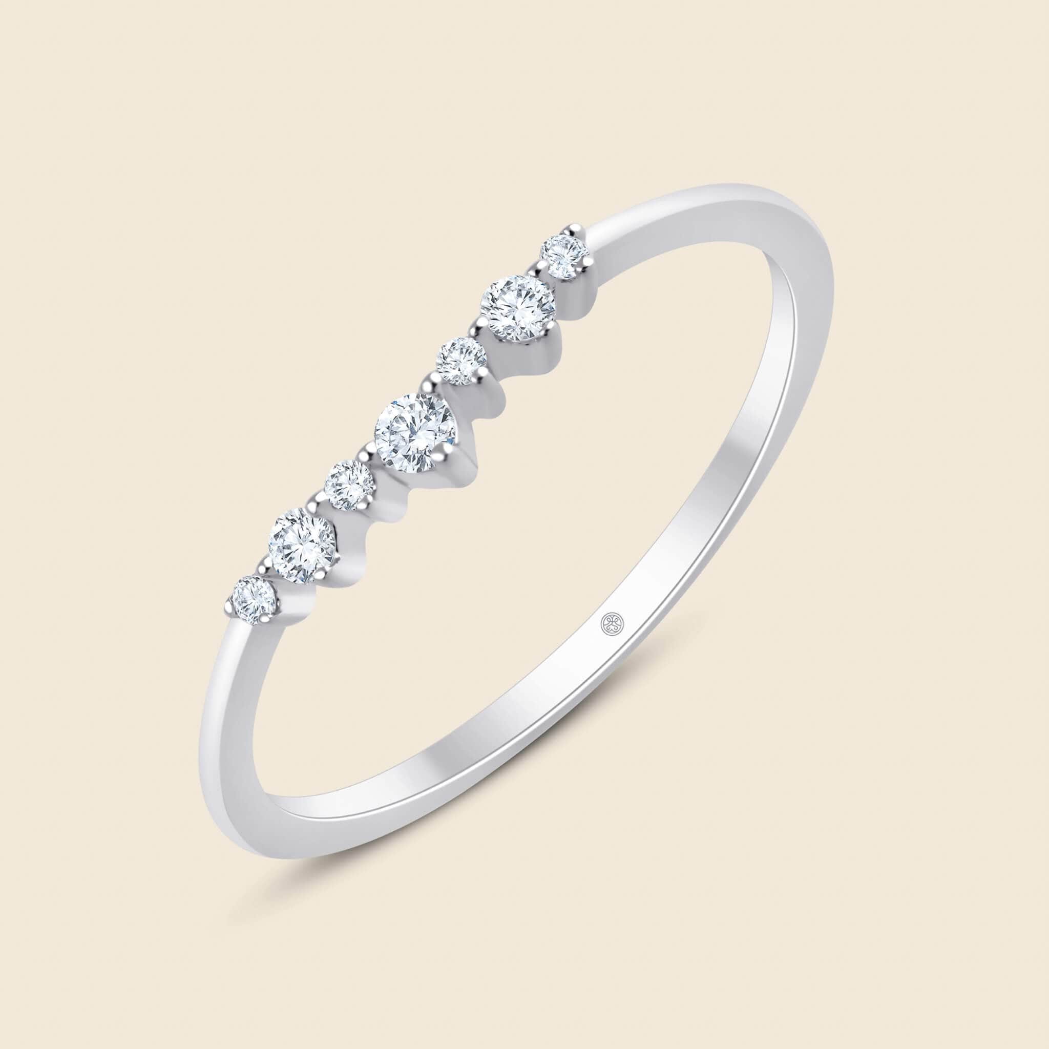 kantig chevronartige Ringsilhouette mit kleineren Diamanten in 14k Weißgold