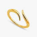 Ring in Gold dessen Enden in zwei verschiedene Richtungen zeigen